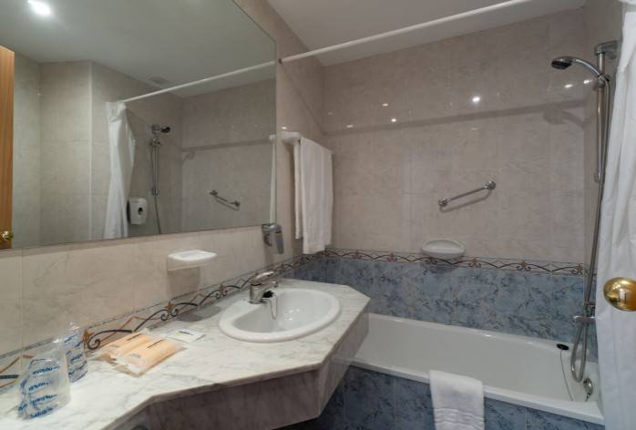 Bathroom double balmoral hotel benalmadena costa