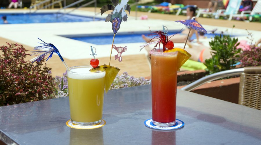  Pool-Bar mit Cocktails